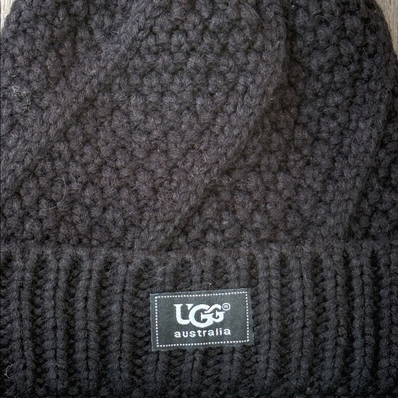 NWOT UGG Australia Black Cable Knit Fleece Lined Tan/Brown Faux Fur Pom Pom Hat - Picture 2 of 4